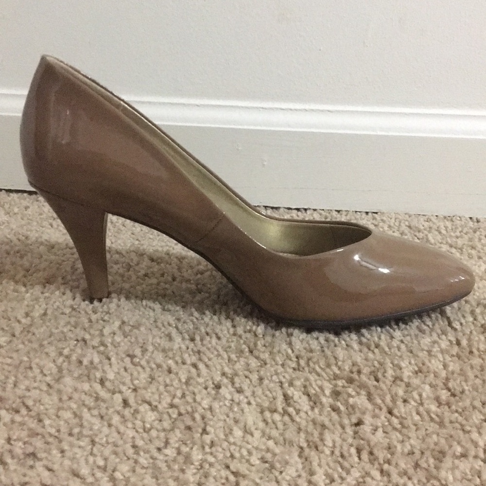 Bandolino size 7 and 1/2 shoes